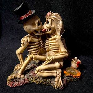 Love Never Dies Halloween Gothic Wedding Skeleton husband & wife kissing figure